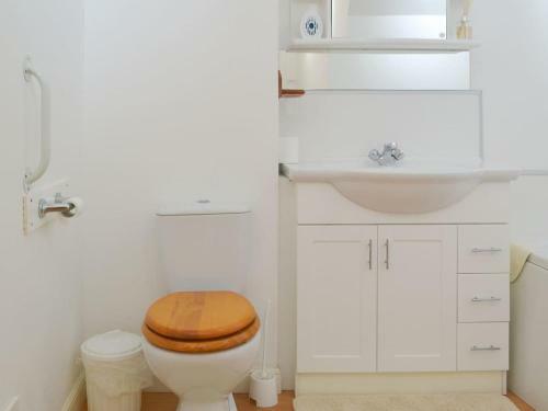 White Gables - Uk30688