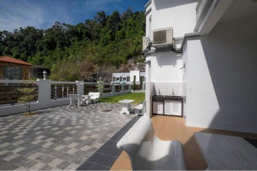 Villa 6, Persiaran Tanjung Bunga 3