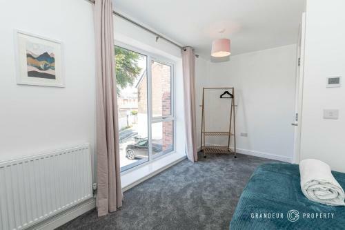 Beautifully Modern 3 Bed House, Parking, Poole