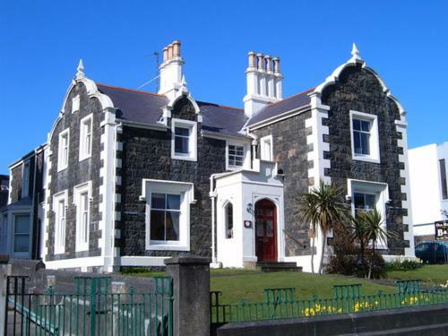 2 Bedroom Central Apartment With Private Parking (Shared Kitchen) Portrush