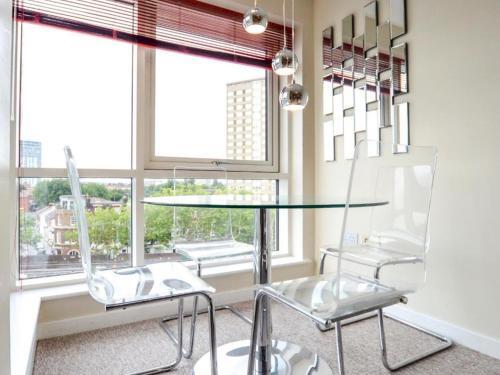 Pass The Keys 2bed Central Apartment In Gunwharf Sleeps 4