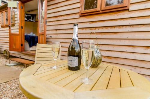 Shepherd?s Hut /w Fire Pit & Parking (ginger&gold)