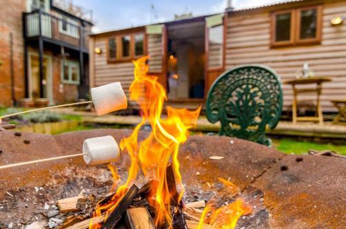 Shepherd?s Hut /w Fire Pit & Parking (ginger&gold)