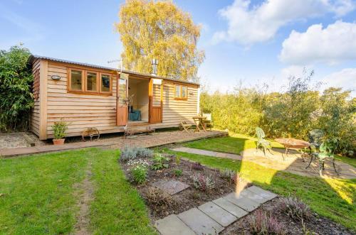 Shepherd?s Hut /w Fire Pit & Parking (ginger&gold)