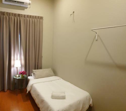 Room 4U Near Gurney Georgetown