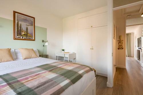 Stylish Apartment With Balcony, Minutes From Beach