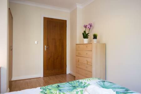 Central Reading Canal Side Apartment Sleeps 4 With Parking