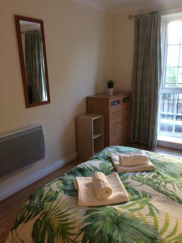 Central Reading Canal Side Apartment Sleeps 4 With Parking
