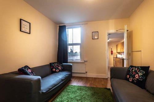 Entire Townhouse W/ 6 Spacious Bedrooms