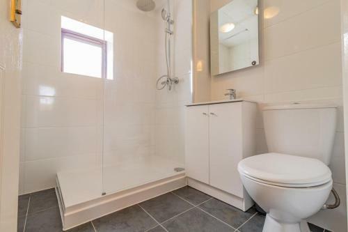 Riverview 1 Bed Apartment With Parking By Cozynest
