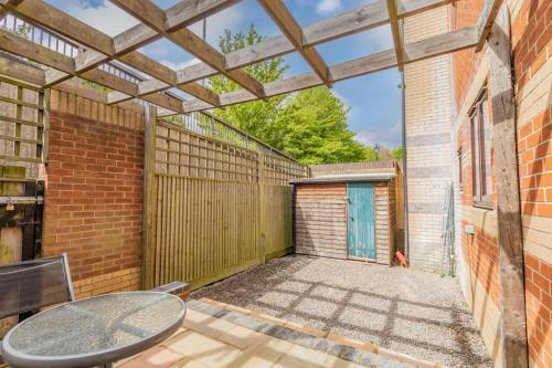 Riverview 1 Bed Apartment With Parking By Cozynest