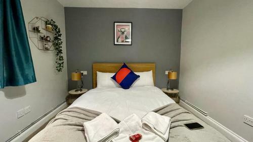 Riverview 1 Bed Apartment With Parking By Cozynest