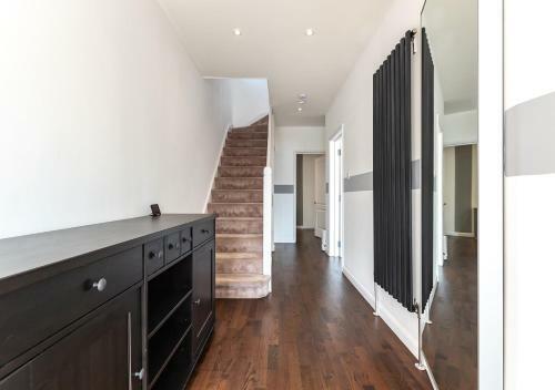 Onpoint -massive 6 Bedroom House With Parking!