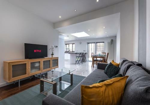 Onpoint -massive 6 Bedroom House With Parking!