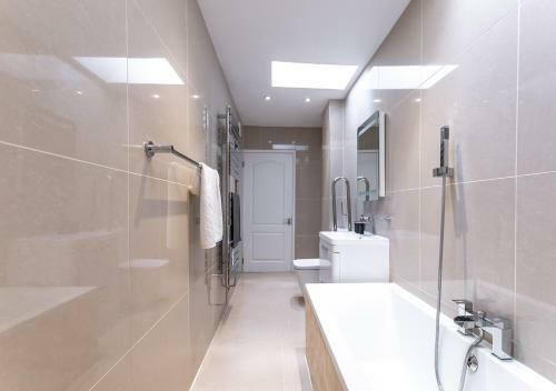 Onpoint -massive 6 Bedroom House With Parking!