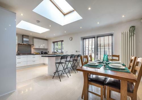 Onpoint -massive 6 Bedroom House With Parking!