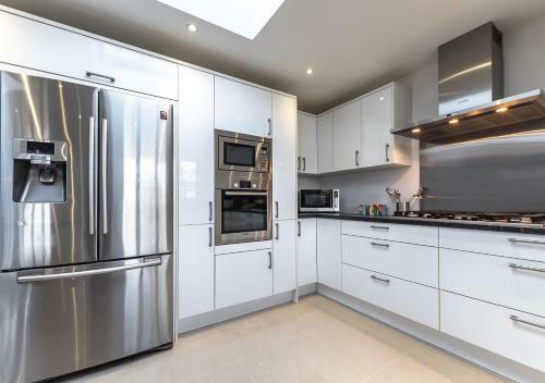 Onpoint -massive 6 Bedroom House With Parking!