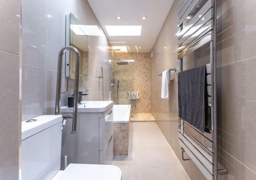 Onpoint -massive 6 Bedroom House With Parking!