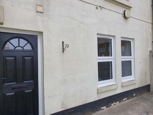 Quiet 2 Bed Apartment With Private Entrance