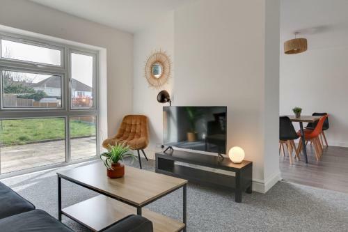 Parkside - Modern Three Bedroom House With Parking