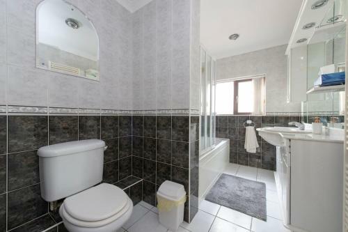 Bookeduk: Rose View Bungalow House In Roydon