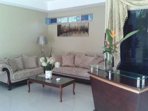 Private Villa W/pool, Wifi, Videoke & Kitchen Access