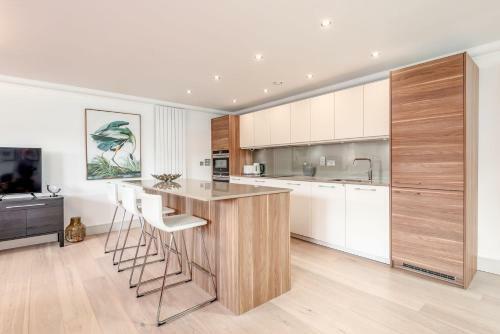 Kinness House, Luxury Apartment With Parking