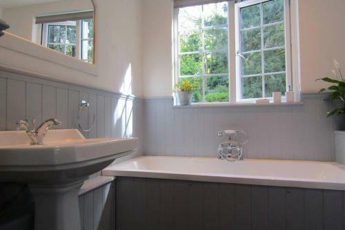 Lovely Spacious Cottage Near The Coast