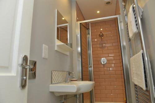 Old Chambers City Center Apartment, Spacious And Free Parking!