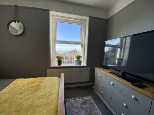 Garden Apartment With Panoramic Coastal Views.