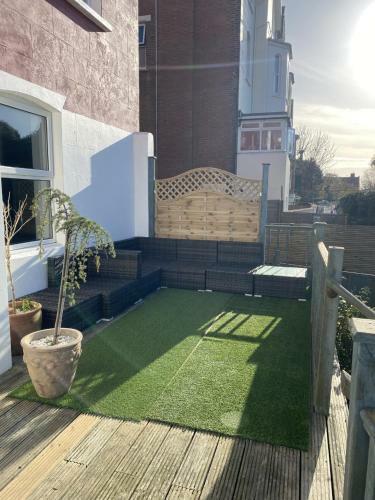 Garden Apartment With Panoramic Coastal Views.