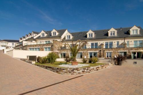 Apartamento By The Beach, Spacious, Garden & Parking