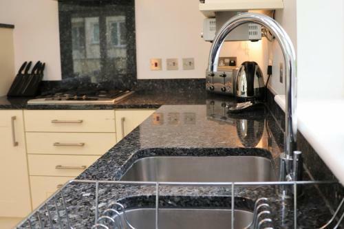 Apartamento By The Beach, Spacious, Garden & Parking