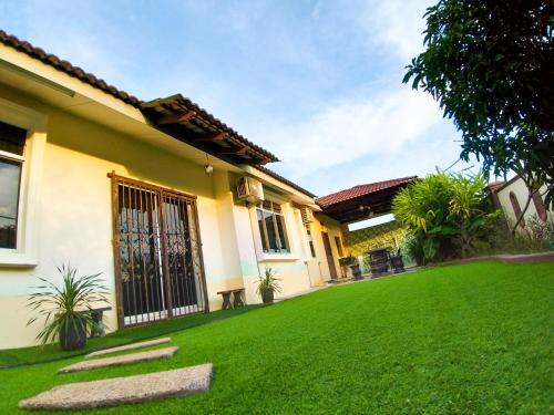 Achutra Muslim Guesthouse (pool)