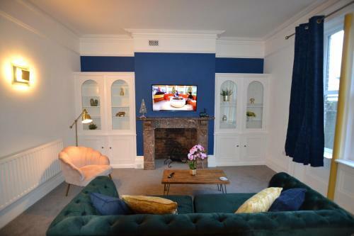 Mayflower Boutique Apartment --- Salisbury Apartments ---