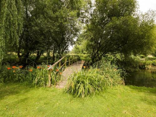 The River House Avon Valley Stonehenge