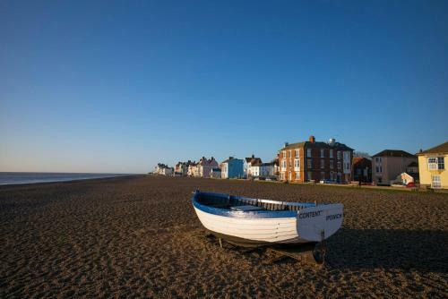 Romantic Flint Cottage On The Suffolk Coast