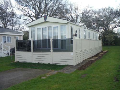 4 Berth Luxury Mini Lodge