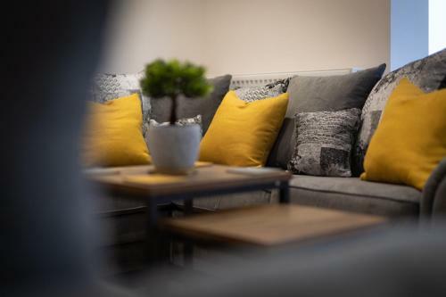 Ocean Waves - Ground Floor Apartment, Pet Friendly, Enclosed Garden
