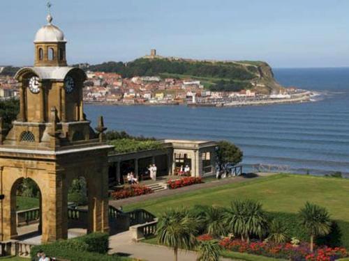 Pass The Keys Stones Throw Apartment, South Cliff, Scarborough