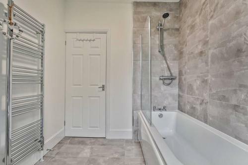 Refurbished Plush Property Great Transport Links