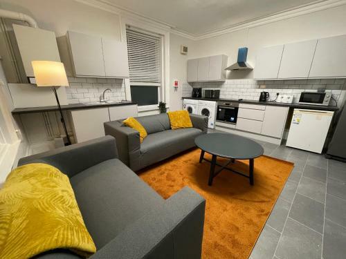 Spacious 6br Property & Parking In Great Location