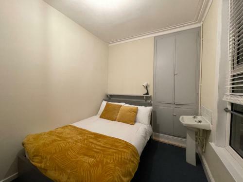 Spacious 6br Property & Parking In Great Location
