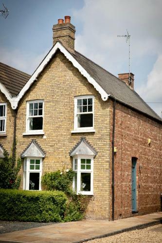2 Bedroom Stamford Home With Parking