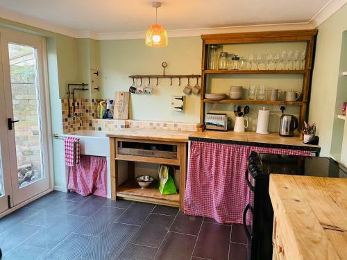 Charming Town Centre Character Cottage With Parking