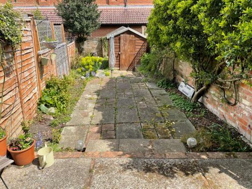 Charming Town Centre Character Cottage With Parking
