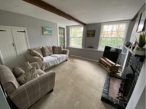 Charming Town Centre Character Cottage With Parking