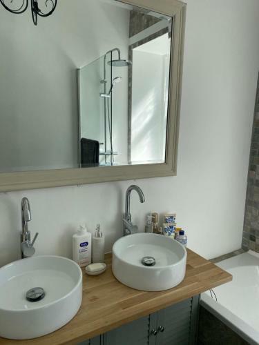 Hostal 11, Irvine Place