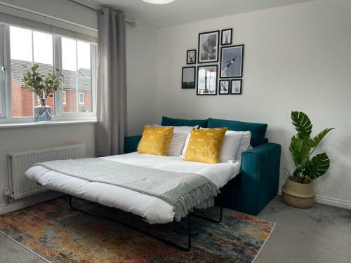 Modern Coach House With Off-street Parking & Wifi