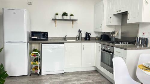 Modern Coach House With Off-street Parking & Wifi